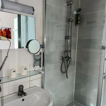 Logis Hotel-restaurant La Coupe D'or Отель Лизьё