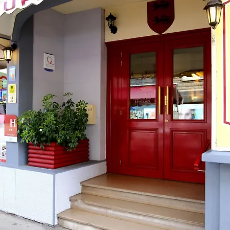 Отель Logis Hotel-restaurant La Coupe D'or