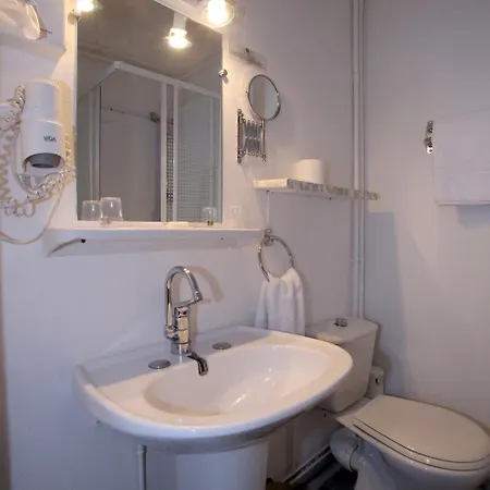 Отель Logis Hotel-restaurant La Coupe D'or 3*