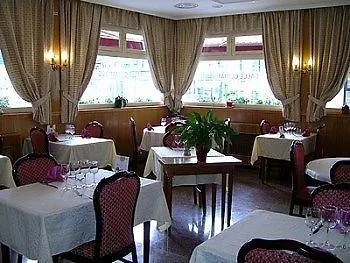 Отель Logis Hotel-restaurant La Coupe D'or Лизьё