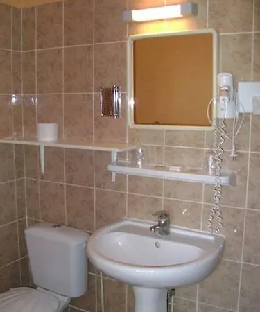 Отель Logis Hotel-restaurant La Coupe D'or Лизьё