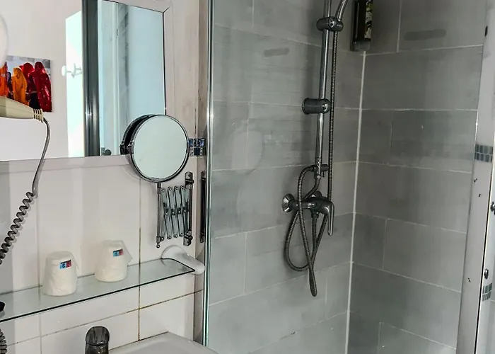 Logis Hotel-restaurant La Coupe D'or Hotell Lisieux