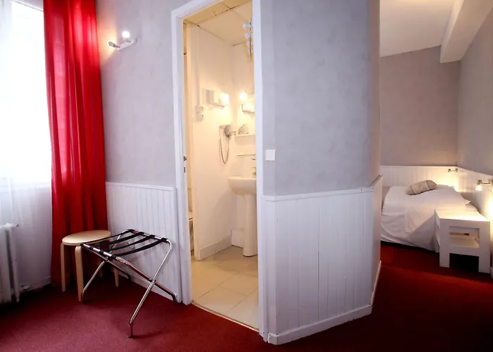 Hotell Logis Hotel-restaurant La Coupe D'or Lisieux