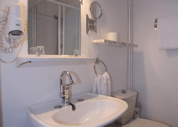 Hotell Logis Hotel-restaurant La Coupe D'or 3*